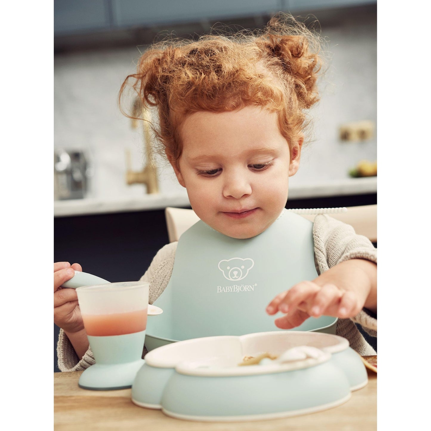 Geschirr + Lätzchen BabybJörn Pastellgrün