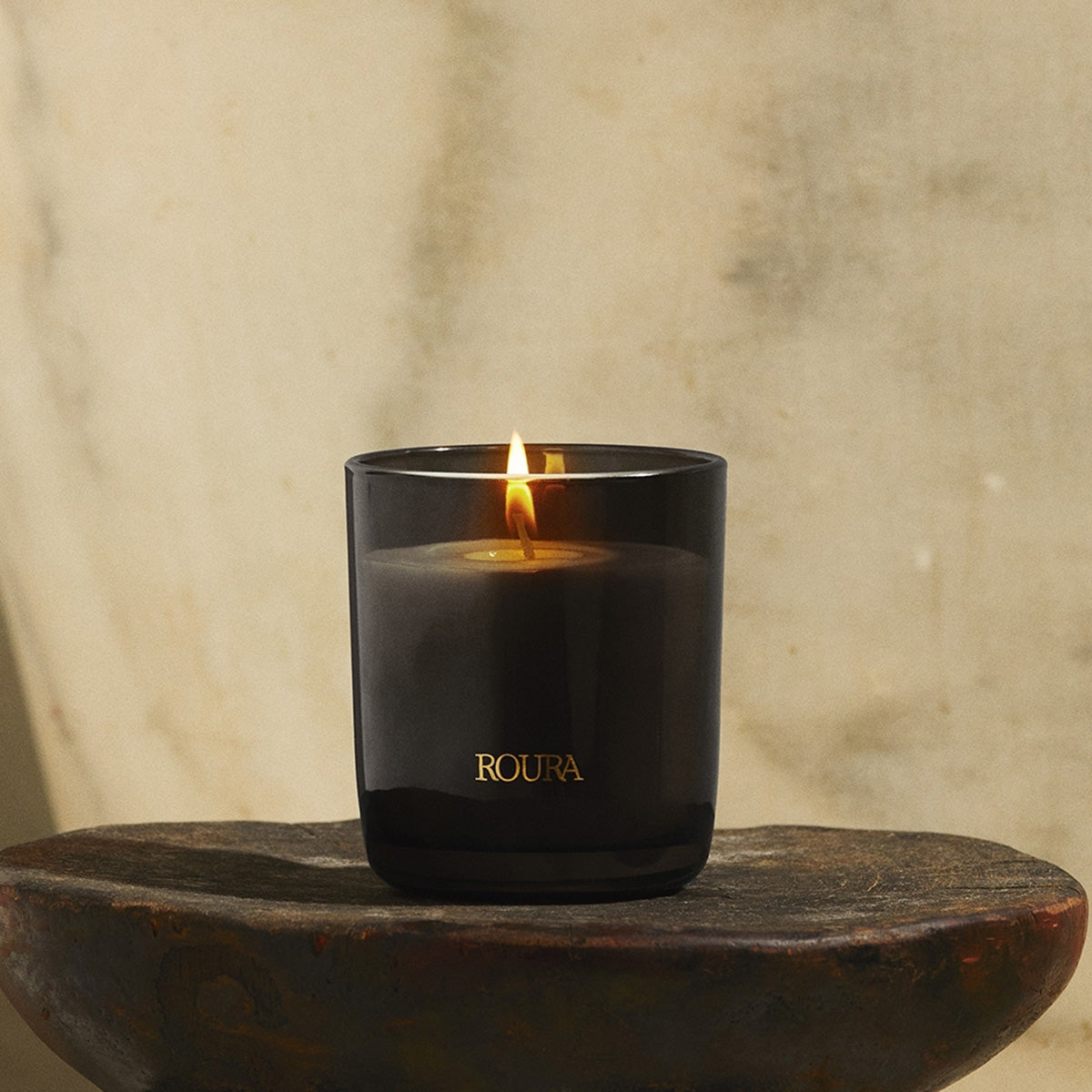 Icons Ancient Woods Roura Kerze mit Zedernholz, Moschus, edlen Hölzern und Amber